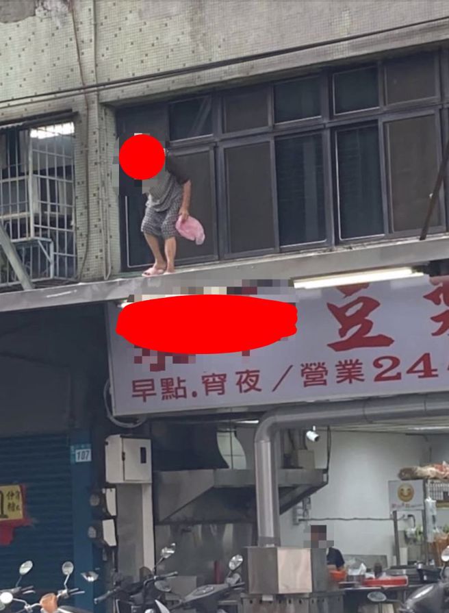有网友目击，一名住2楼阿嬷直接开窗走到遮雨棚上，疑似在跟楼下豆浆店点餐，拍下照片引发热议。(图／路上观察学院)