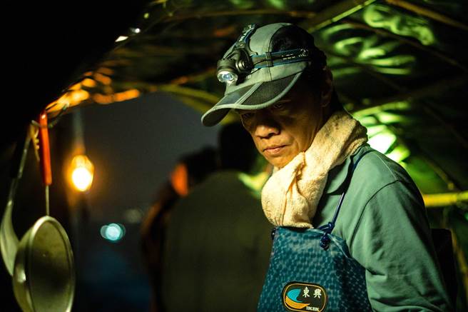 吴朋奉以遗作公视《降河洄游》的鳗农角色，再添一座金钟奖迷你剧集男主角奖。（公视提供）