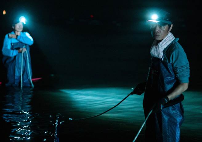 吴朋奉以遗作公视《降河洄游》的鳗农角色，再添一座金钟奖迷你剧集男主角奖。（公视提供）