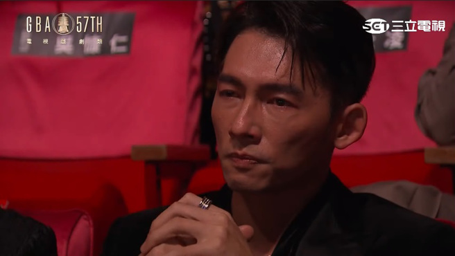 温升豪表情沉痛。(图／取自广播电视金钟奖YouTube)