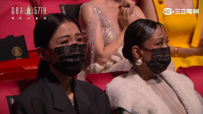 邵雨薇忍不住哭了。(图／取自广播电视金钟奖YouTube)