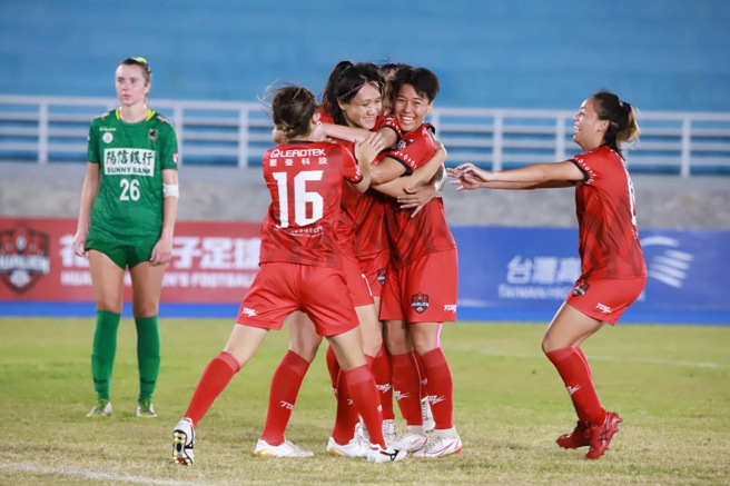 花莲陈雅惠（左三）在第90分钟顶进追平球，与队友拥抱庆祝。（中华足协提供）