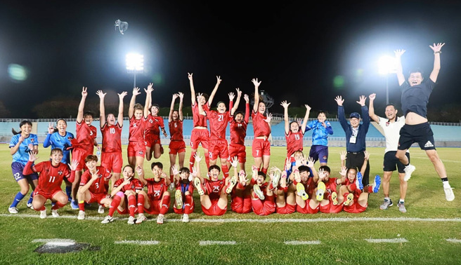 花莲女足第5度称霸木兰联赛，赛后全队在花莲县立田径场合影留念。（中华足协提供）