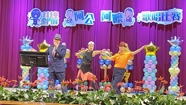 參賽的阿公阿嬤盛裝赴會，還有部分選手帶上專屬舞群，熱鬧不已。(于家麒攝)