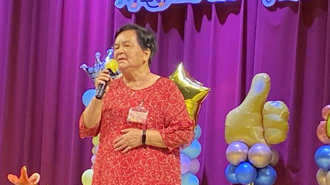 來自金湖鎮的陳仁治阿嬤深情演唱名曲「一代佳人」，雖未獲獎，但演唱完畢也獲得全場如雷掌聲。(于家麒攝)