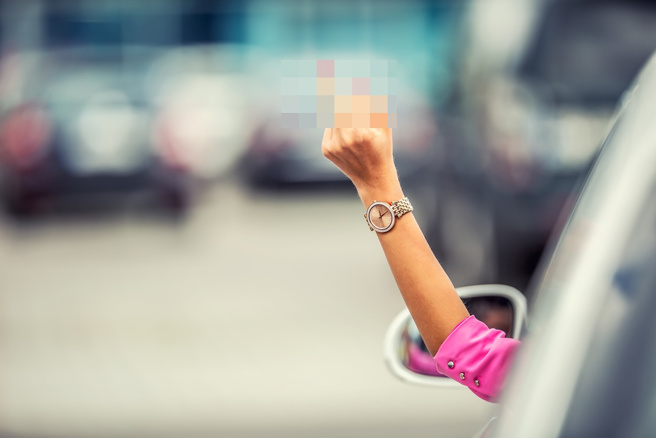 一名男子遇上行車糾紛時朝對方比中指，慘挨告公然侮辱。（示意圖／Shutterstock）