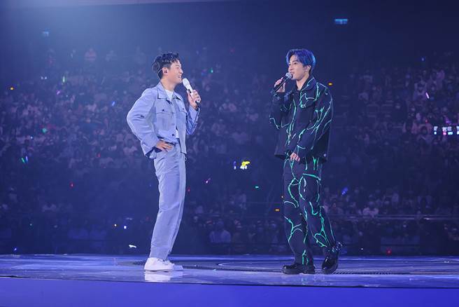 周兴哲（左）邀来好友娄峻硕同台对唱，互动默契十足。（星空飞腾提供）
