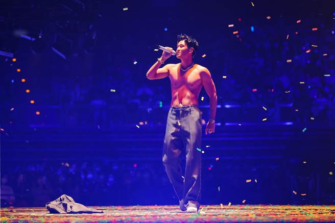 周兴哲22日在小巨蛋举办第2场「Odyssey旅程」演唱会，大秀结实好身材。（星空飞腾提供）