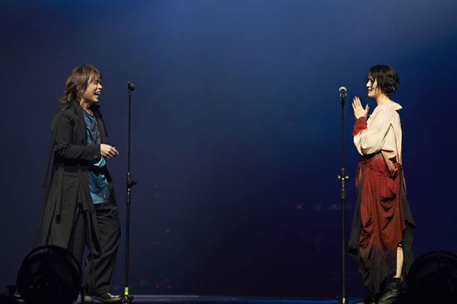 杨乃文（右）22日在北流开唱，邀来伍佰同台对唱经典夯曲，引起阵阵尖叫。（亚神音乐提供）