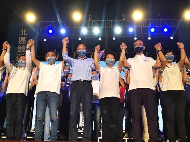 國民黨台中市長候選人盧秀燕（右三）為桃園市長候選人張善政（左三）站台。（盧秀燕競選總部提供）