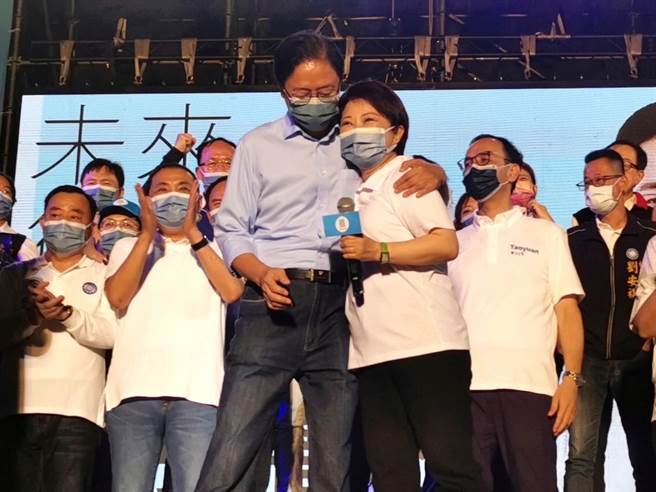 國民黨台中市長候選人盧秀燕（前右）為桃園市長候選人張善政（前左）站台，讓張善政相當感動。（盧秀燕競選總部提供）