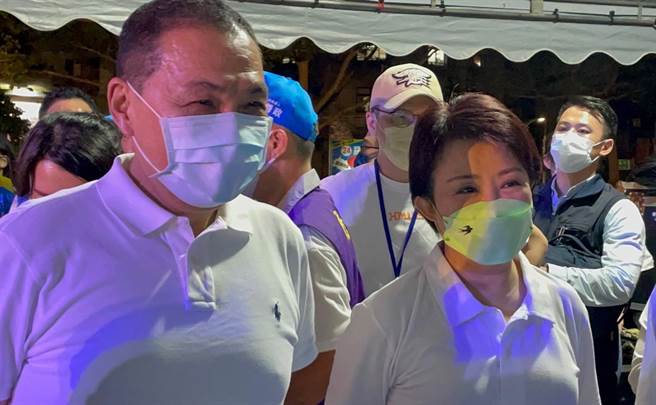 國民黨台中市長候選人盧秀燕（右起）與新北市長候選人侯友宜在後台相遇，兩人見到對方不約而同都穿著白色POLO衫，相視而笑。（盧秀燕競選總部提供）