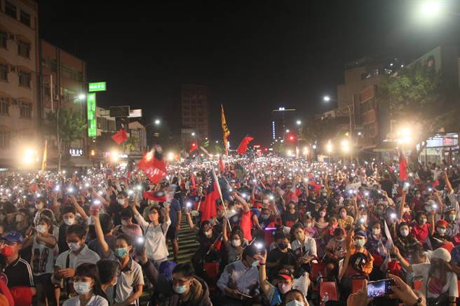 国民党台南市长谢龙介竞选总部成立现场人山人海，每人开启手机灯光照亮会场。（程炳璋摄）