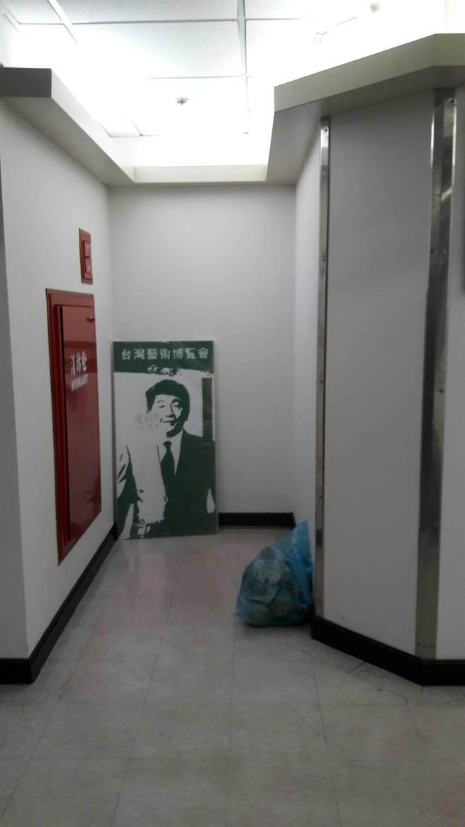 陈时中日前出席艺术活动亲笔签名创作画像，被丢弃在立法院中兴会馆回收区。国民党文传会主委洪孟楷揶揄，投票日还没到就急着清仓，是无心恋战了吗？（周志豪摄）