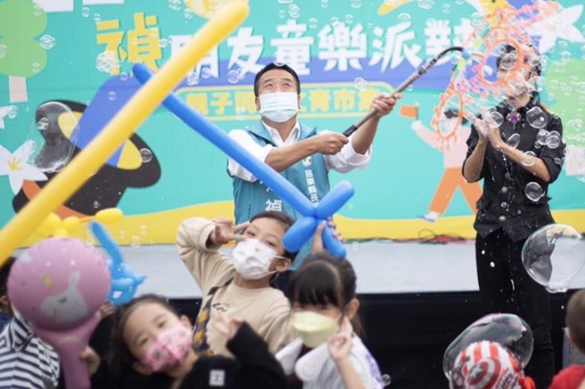 徐定祯每个礼拜六在头份竞选总部前广场，举办「祯朋友童乐派对」系列活动。徐定祯说，孩子们追逐嬉戏的笑声，是他想打造的宜居新苗栗。(摘自徐定祯粉专)
