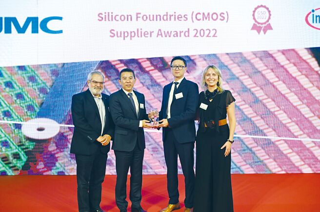 聯電歐洲暨日本銷售副總經理劉士維（左二）與歐洲子公司處長曲天歌（右二）代表獲頒英飛凌「最佳晶圓代工獎」。圖／業者提供