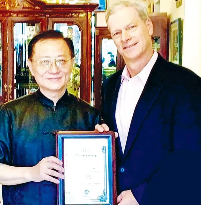 史蒂文‧洛克菲勒（右）拜访胜大庄总裁李志仁（左），聘其为中国艺术国际行销资深顾问。图／胜大庄提供