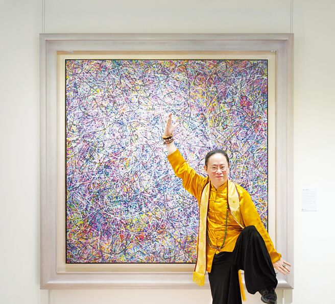 陈金龙与其第五度入选2022法国巴黎秋季沙龙展的画作「龙腾大智慧金毫光」。图／陈金龙美术馆提供