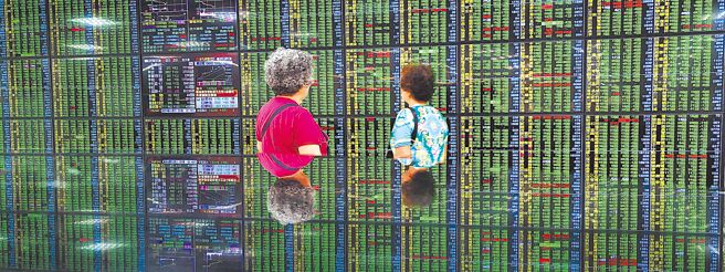 台股跌幅超过国际，金管会21日宣布即日起当日收盘价跌幅达3.5％以上，次一交易日就不能低于收盘价放空。图为台北股市。（黄世麒摄）