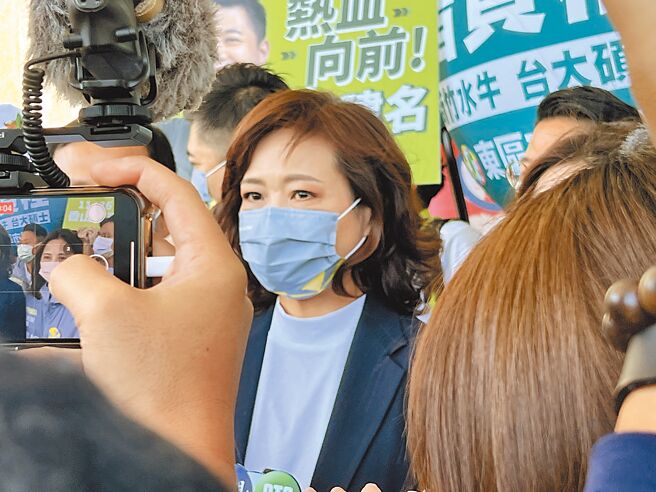 民进党新竹市长候选人沈慧虹表示，高虹安身兼主委以及市长候选人，提名人选多有争议，除了屡传酒驾问题外，这次又涉嫌贿选，高虹安难辞其咎，也呼吁她不要再切割。（王惠慧摄）