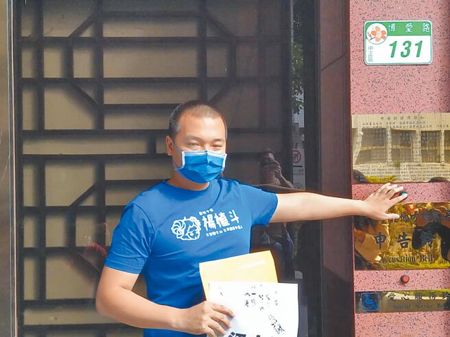 台北市议员候选人杨植斗21日到北检告发民进党台北市长候选人陈时中、市议员候选人梁文杰涉嫌「走路工」贿选。（资料照／陈志贤摄）