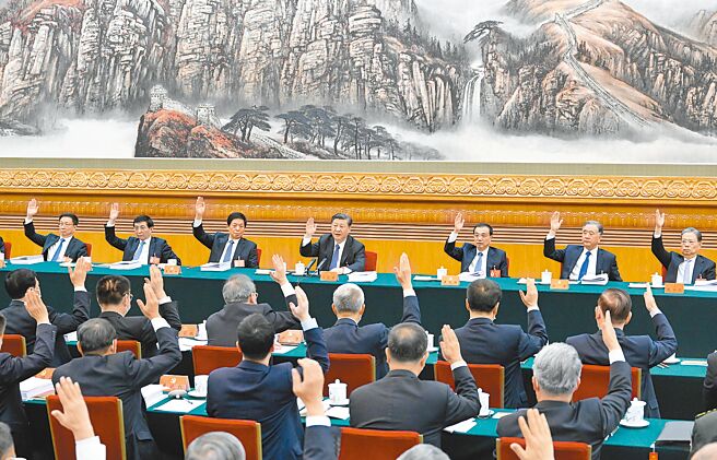 中共二十大主席团日前在北京人民大会堂举行第二次会议。习近平、李克强、栗战书、汪洋、王沪寧、赵乐际、韩正等出席会议。（新华社）