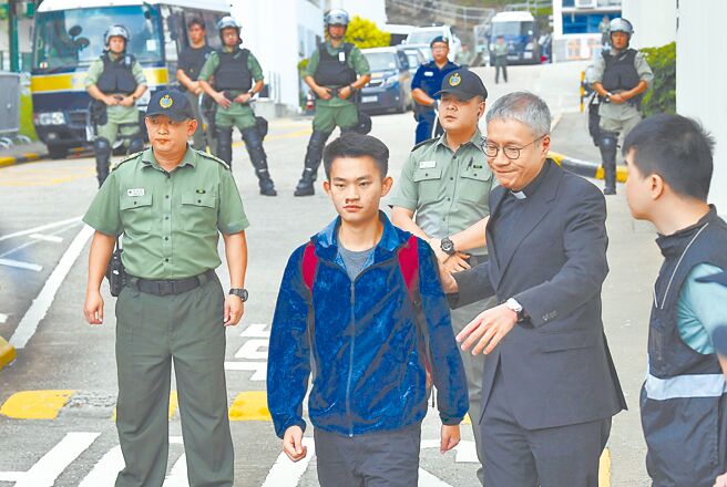 在台灣涉犯女友命案的港人陳同佳，2019年10月因洗黑錢案出獄後，至今將屆3年仍未來台投案。涉及台灣殺人案的嫌犯陳同佳（藍色風衣者）3年前刑滿於香港壁屋監獄獲釋。（中新社）