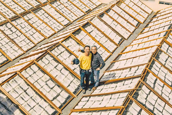 新竹米粉節今日在米粉寮公園登場，米粉業者大方開放大曬場，歡迎民眾入廠參觀、拍照打卡。（新竹市政府提供／王惠慧新竹傳真）