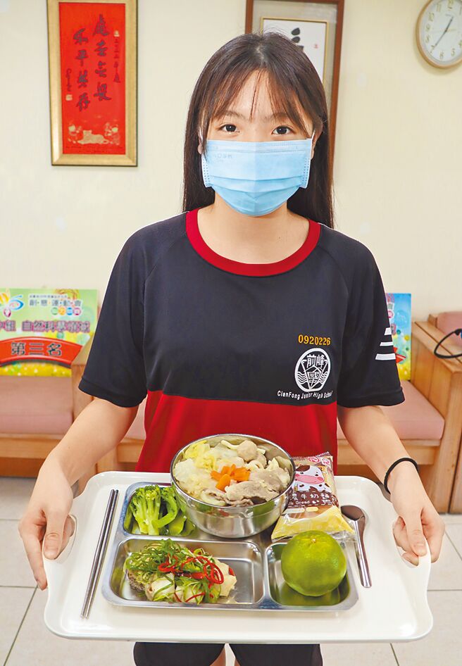 21日高雄市前峰國中與嘉興國中的營養午餐裡出現了「清蒸龍虎斑」料理，學生對於石斑魚料理普遍讚譽有加，老師也對於學生難得誇讚營養午餐好吃，感到相當驚奇。（高市教育局提供／楊舒婷高雄傳真）