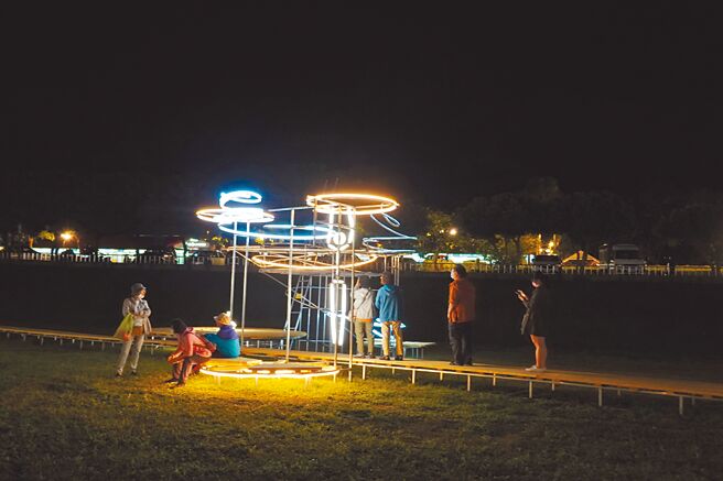 台东光祭法国莱普斯团队以作品「关键影格」剩余的创作材料加入另1件作品「让我们圈在一起」中即兴创作。（蔡旻妤摄）