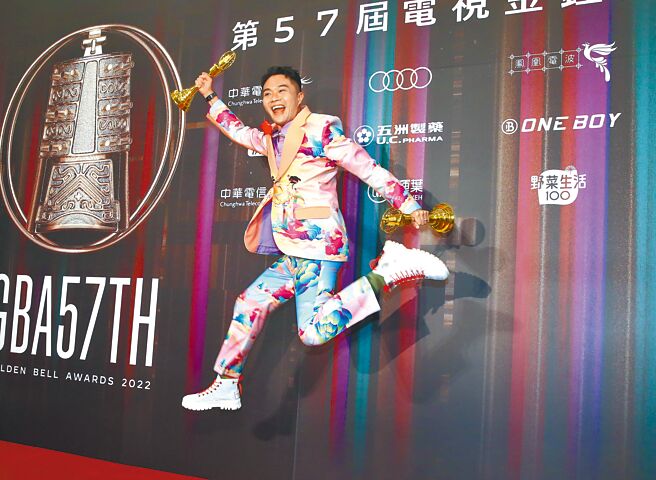 柯大堡开心《宝岛神很大》拿下生活风格节目及主持人奖两奖项。