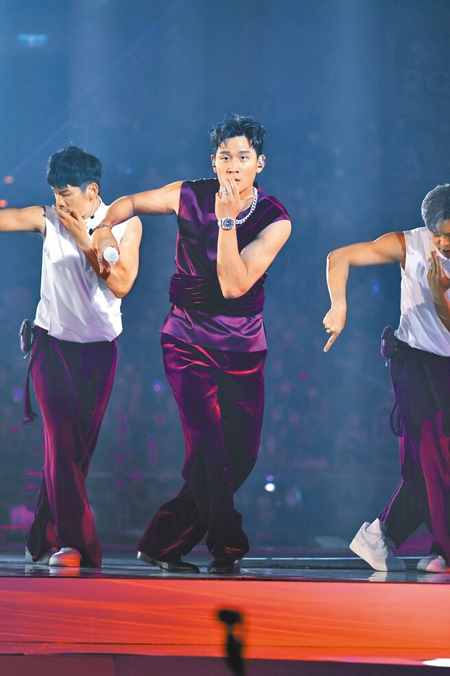 周興哲昨在台北小巨蛋舉辦首場「Odyssey旅程」演唱會賣力唱跳。（星空飛騰提供）