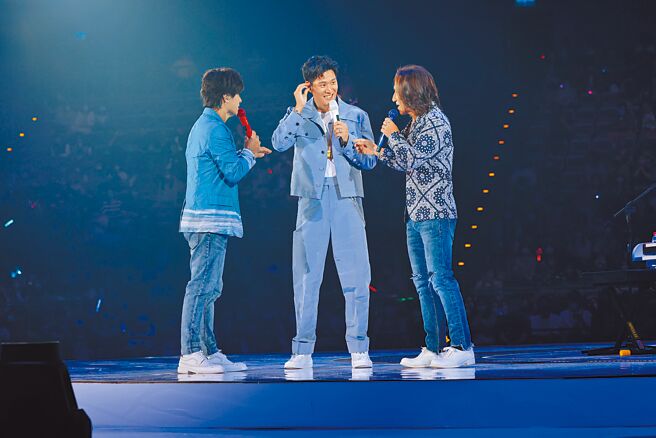 周興哲（中）昨邀來「動力火車」擔任嘉賓對唱，互動逗趣。（星空飛騰提供）