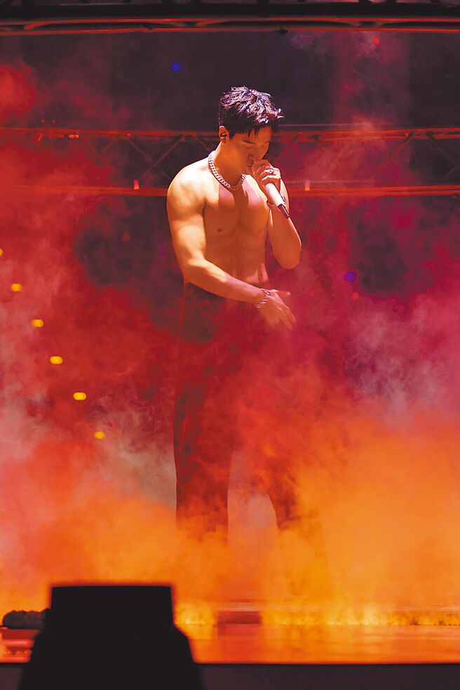 周興哲昨在台上大秀結實肌肉，引起粉絲尖叫。（星空飛騰提供）