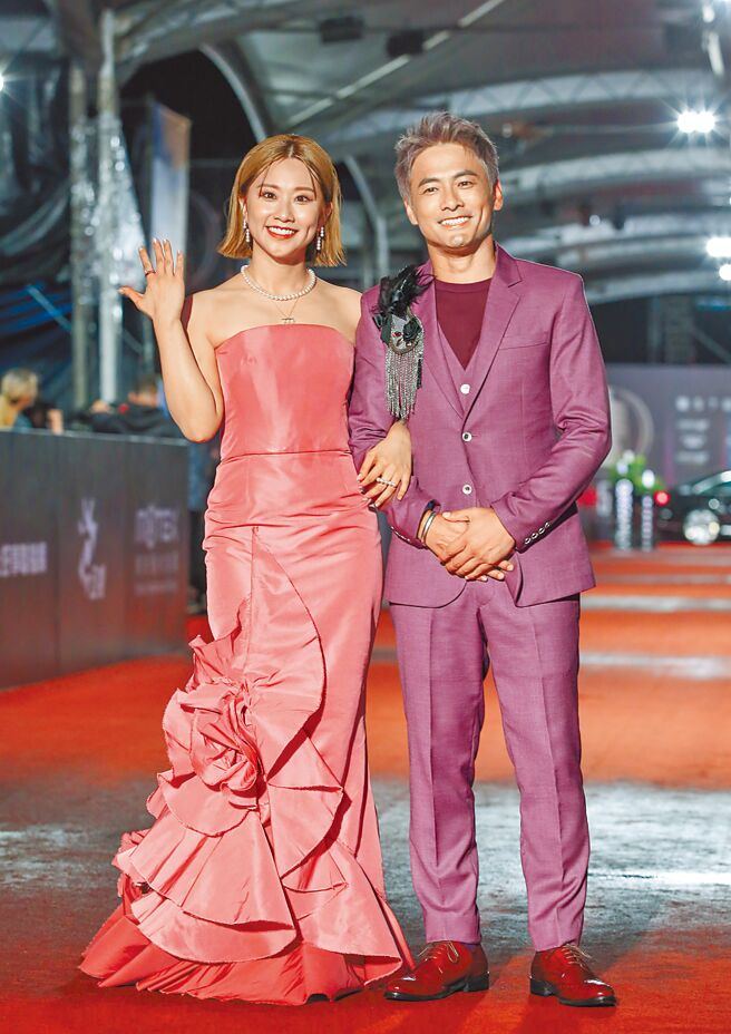 焦凡凡（左）和薛纪纲昨搭檔主持金钟红毯。（陈俊吉摄）