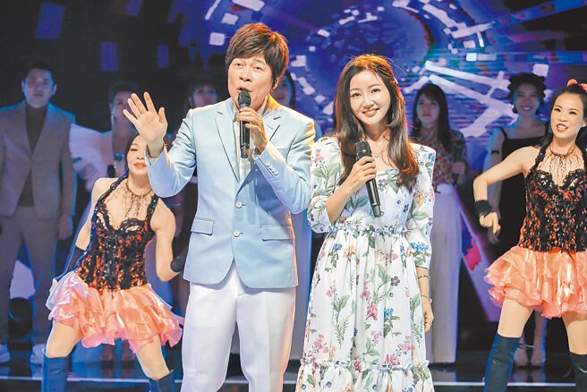 洪荣宏（左）将邀太太张瀞云在小巨蛋同台对唱，大方放闪。（资料照片）