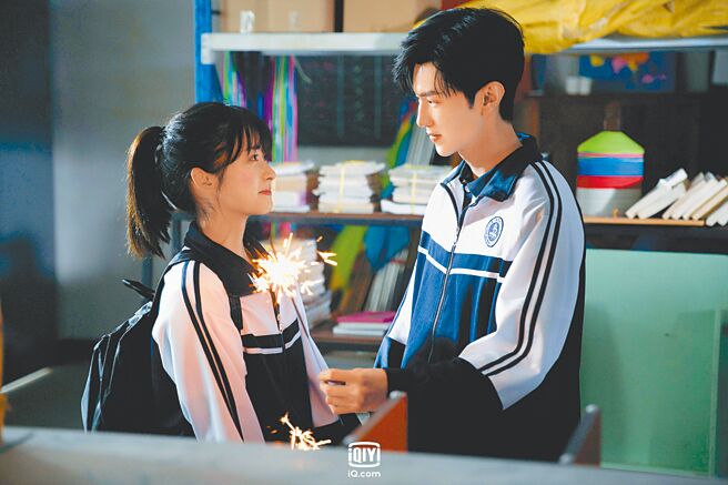 陈哲远（右）和沈月组成奇幻CP。（爱奇艺国际站提供）