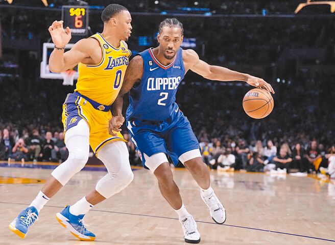 快艇后卫里欧纳德（右）试图突破湖人控卫韦斯布鲁克的防守。（路透）