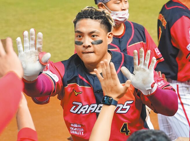 味全龙吉力吉捞·巩冠在1局上敲出2分炮，用本季第14轰助队取得领先。（味全龙提供）