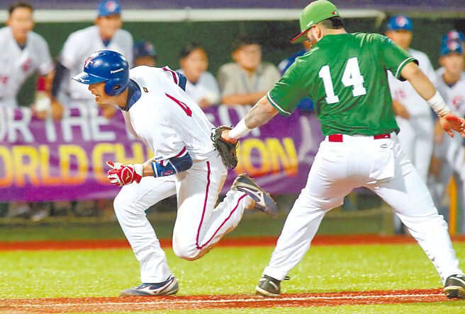 中华队战墨西哥5局下强迫取分失败，三垒跑者林岳谷（左）遭夹杀出局，丧失超前机会。（郑任南摄）