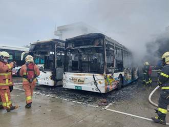 電動公車停靠充電突起火 隔壁公車遭波及燒到只剩骨架