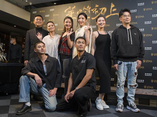 导演连奕琦（后排左起）、谢琼暖、林心如、杨谨华、刘品言、编剧杜政哲、张轩睿（前排左起）、杨佑寧。（杜宜谙摄）