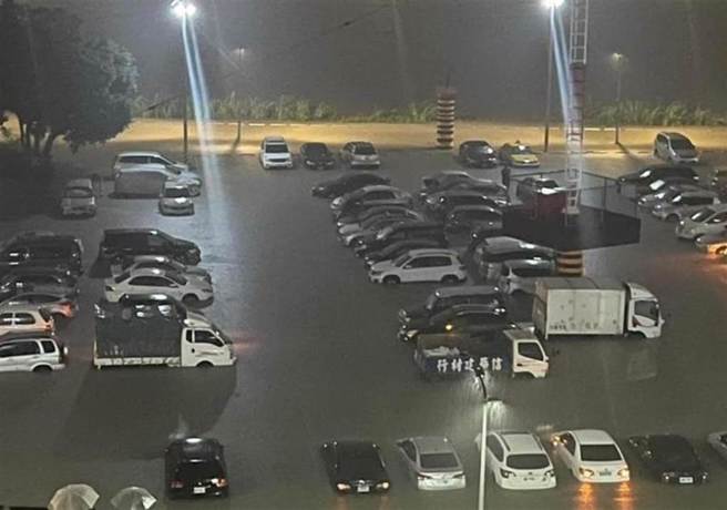 台北市16日暴雨，導致百齡橋下停車場淹水，50車慘變泡水車。（摘自「我是士林人＆我是北投人（士林區、北投區、大同區）」臉書）