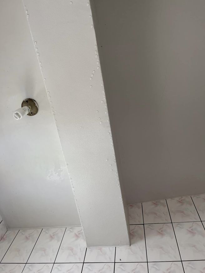 原PO家的天花板狂冒水珠。（圖／翻攝自爆怨2公社）