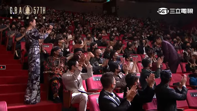 夏靖庭对全场的观眾深深鞠躬。(图/三立）