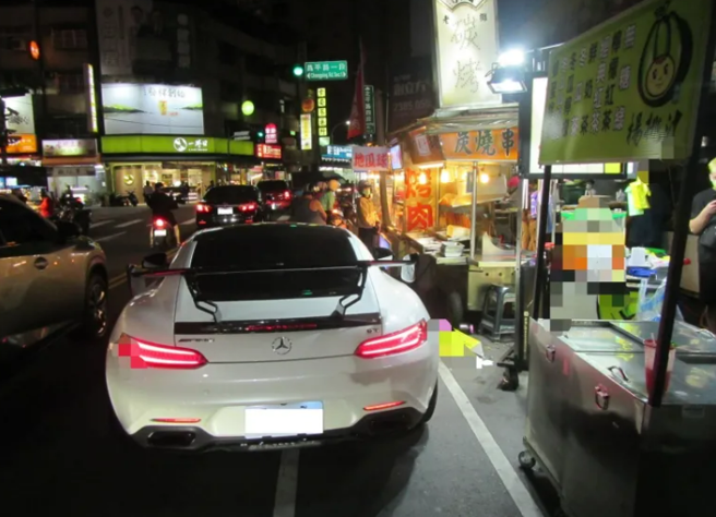 台中昌平夜市发生1辆宾士AMG GT突衝向摊商、撞歪摊贩，驾驶下车后还骂店员「破X，早晚被人打死」，接着到隔壁买吃的，再回来将摊商物品全拍落。（翻摄自脸书「记者爆料网」）