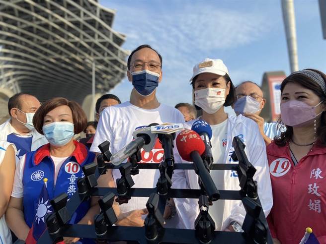 国民党主席朱立伦与高雄市长候选人柯志恩23日上午一同出席「台湾加油逗阵走」活动，批基进党是民主的悲哀。（杨舒婷摄）