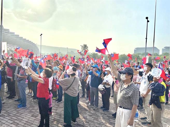 现场民眾挥舞国旗。（杨舒婷摄）
