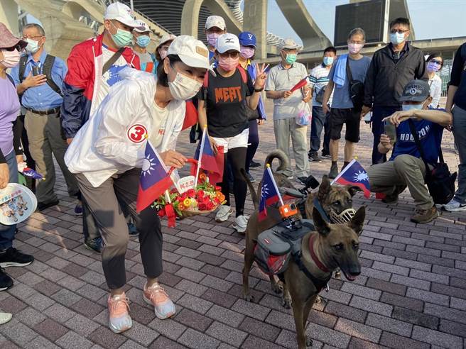 支持者送上自制花篮给柯志恩。（杨舒婷摄）