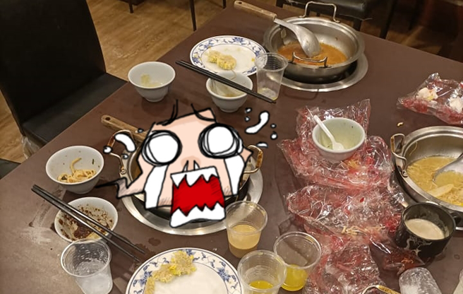 网友在某火锅店发现一群高中学生在锅内剩些许汤底时「开大火乾烧」，他好心劝说不要这样，会让店家很难清洗，没想到对方听完后转头继续嬉闹、完全不理。（翻摄自脸书「爆废公社公开版」）